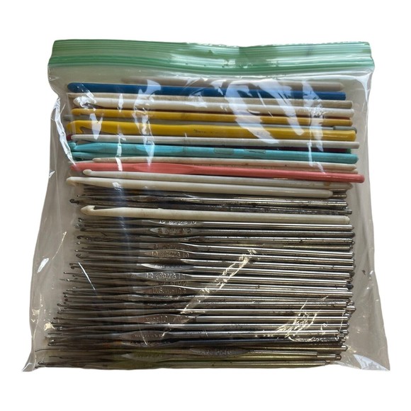 HUGE LOT VTG KNITTING  CROCHET NEEDLES BOYE  ALUMINUM Plastic WOOD ACCESSORIES - Picture 8 of 10